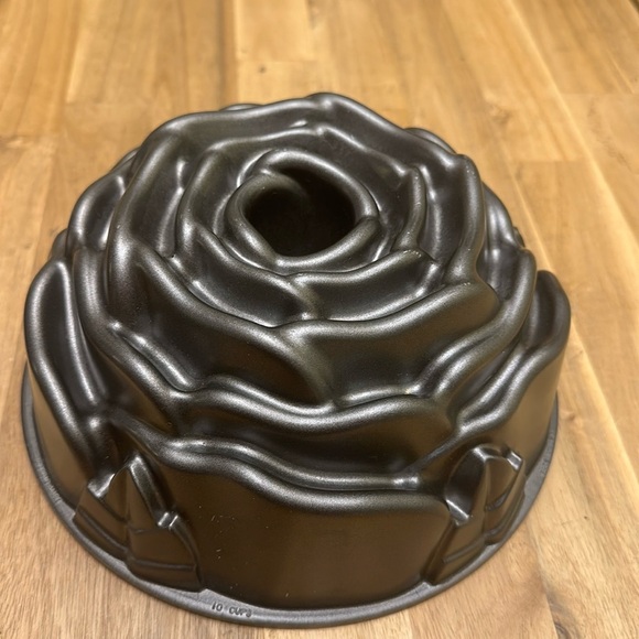 NORDIC WARE ⭐️ cake pan - Picture 3 of 5